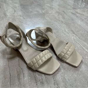 La CANADIENNE Cream Quilted Ankle Strap Sandals